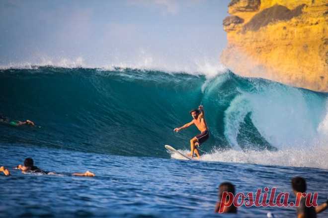 Когда под тобой начинает открываться голубой склон, а за тобой — рушиться множество тонн воды, и ты несешься с волной от её начала к её концу навстречу солнечным бликам, то не остается ничего внутри. Даже для восторга нет места!