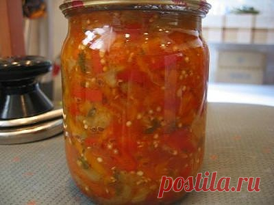 Хочу вам предложить заготовить на зиму остренькие, очень вкусные, с невероятным ароматом баклажаны по-грузински. Готовятся совершенно просто, а результат - отличный. Советую! Из данного количества продуктов получится 2 пол-литровые баночки баклажанов. Для приготовления баклажанов по-грузински на зиму понадобится: баклажаны - 1 кг; сладкий болгарский перец - 400 г; масло растительное - 100 г; чеснок - 1 головка; перец горький - 1 шт.; соль - по вкусу; сахар - 1 ст. л.; уксу...