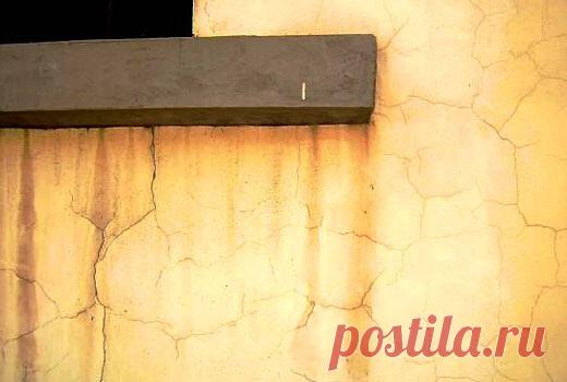 Как укрепить разрушающуюся штукатурку – 2 простых способа

Штукатурка – покрытие само  по себе довольно прочное. Но со временем или же при нарушении технологии его прочность может быть нарушена. Штукатурка в таких случаях  начинает осыпаться, отслаиваться, на ней появляются неприятные трещины и другие изъяны. Разумеется, каждый домовладелец хочет остановить этот процесс разрушения.