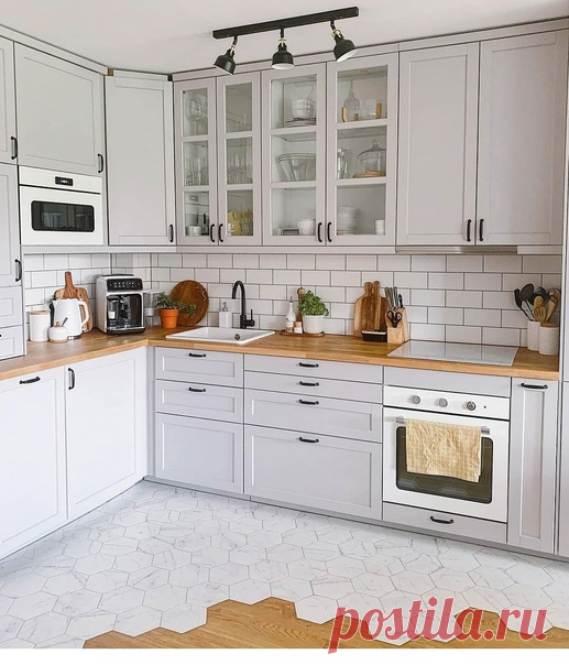 Квартира в скандинавском стиле. Выдержаны все элементы. На кухне решили сделать мокрую зоны и кажется получилось органично.