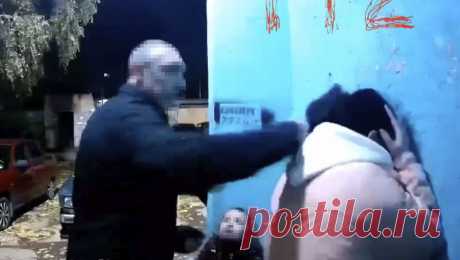 Российскую пару, которая подралась при ребенке, накажут. Полиция привлекла супругов из Энгельса, которые устроили разборки при четырехлетней дочери, к административной ответственности. Об этом сообщили в пресс-службе ГУ МВД России по Саратовской области. &quot;В отношении родителей 4-летней ...