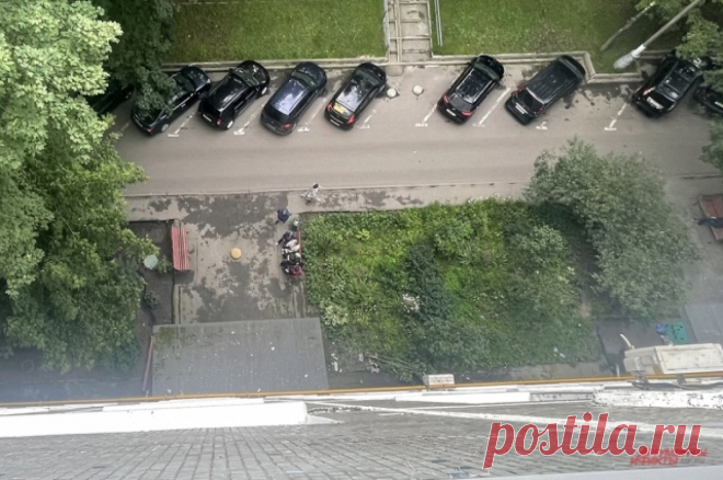 «Порубал всю семью». Узнали о парне, из чьего окна выпала голая женщина. ЧП в Чертаново, где голая девушка выпала из окна многоэтажки, наделало много шума. Все случилось во вторник, 25 июля. 31-летняя женщина «вылетела» из окна квартиры на девятом этаже дома на улице Россошанская.