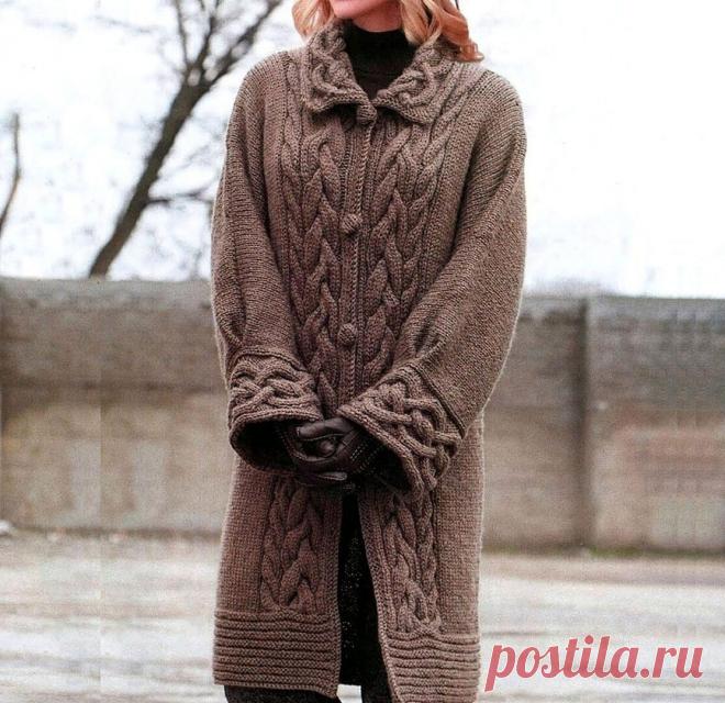 Пальто из толстой пряжи- классика Для вязания пальто потребуется 1000 - 1100 гр. объемной пряжи цвета кофе с молоком, спицы № 4,5-5; 5 пуговиц на ножке.Размер 48Спинка.Наберите на спицы 100 петель и провяжите 2 ряда лицевой гладью. Затем продолжите работу изнаночной гладью.Выполните 2 ряда и снова перейдите на лицевую...