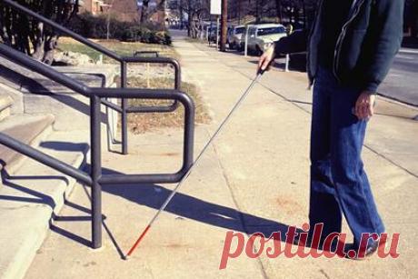 Создана умная трость для слепых. Инженеры Стэнфордского университета создали трость для слабовидящих и слепых с дополнительным управлением. Устройство представляет из себя трость для незрячих, оснащенную различными сенсорами, камерами и лидаром. На конце трости находится всенаправленное колесо, которое может указывать пользователю направление.