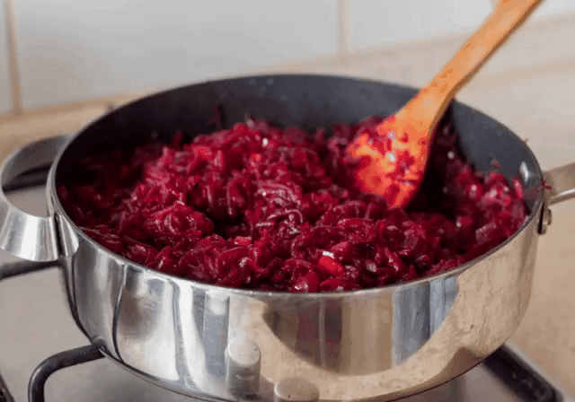 Свекольная Икра, остренькая и сочная.
2 кг. свеклы (очистить, натереть на терке)
1 кг. моркови (очистить, натереть на терке)
1 кг. лука (очистить и мелко нарезать)
0,8 кг. помидоров (прокрученных на мясорубке)
1 стручок горького перца (прокрутить вместе с помидорами)
80 ми.л. уксуса 9%
1 ст.л. соли с горкой (солить надо по вкусу,может понадобиться больше)
80 гр.сахара (2-3 ст.л. с горкой)
250-300 ми.л. растит.масла
1 головка чеснока (очистить и пропустить через пресс)
Специи: перец душистый, се