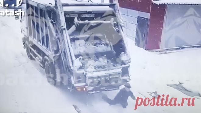 Пожилой уфимец попал под мусоровоз и лишился ноги. В Уфе пожилой мужчина попал под мусоровоз и лишился ноги. Об этом сообщает Telegram-канал Mash Batash. По информации Telegram-канала, инцидент произошел на улице Тухвата Янаби. Водитель мусоровоза заезжал во двор задом, следуя за идущим ...