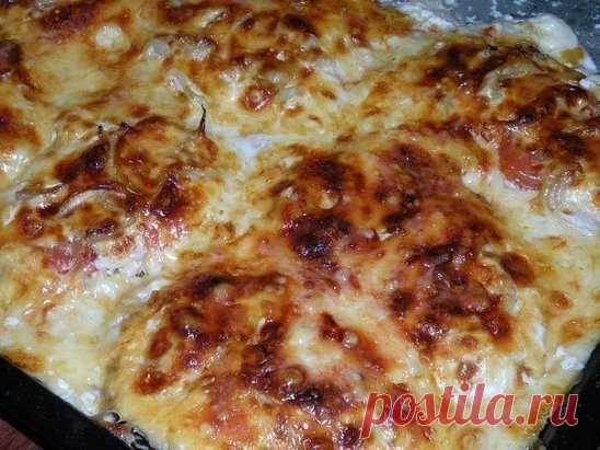 МЯСО ПО-ФРАНЦУЗСКИ
Ингредиенты:
● 1 кг мясо свинины
● 3 луковицы
● 3 помидора
● 350 гр сыра
● перец молотый, соль
● майонез
Приготовление:
Хорошо отбиваем мясо. Каждую сторону мяса посыпаем перцем и солью и выкладываем на протвень. Режем кольцами помидор и кладем по два кружочка на мясо.Далее режем кольцами лук и также выкладываем на мясо.Все это поливаем майонезом.Трем сыр на большой терке и посыпаем мясо.Ставим в разогретую духовку 180-200 градусов на минут 50.
Приятного аппетита!