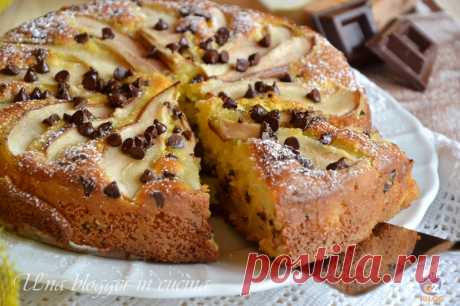 Torta pere e cioccolato senza bilancia Torta pere e cioccolato senza bilancia, senza burro, con yogurt. Gli ingredienti sono misurati con un vasetto da yogurt. Molto semplice, ideale a colazione.