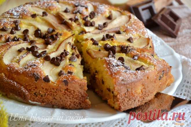 Torta pere e cioccolato senza bilancia Torta pere e cioccolato senza bilancia, senza burro, con yogurt. Gli ingredienti sono misurati con un vasetto da yogurt. Molto semplice, ideale a colazione.