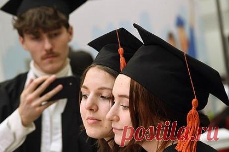 Глава Минобрнауки заявил о необходимости серьезных преобразований магистратуры. Магистратура не выполняет свое предназначение в России, необходимы серьезные преобразования. Об этом заявил глава Минобрнауки Валерий Фальков, выступая на Петербургском международном экономическом форуме. «К сожалению, магистратуру открыли много где, но она предназначение должным образом не выполняет», — сказал он.