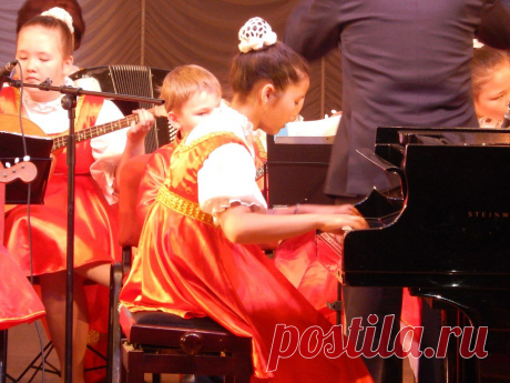 За роялем Тенликова Камилла. 25.05.2015 г.