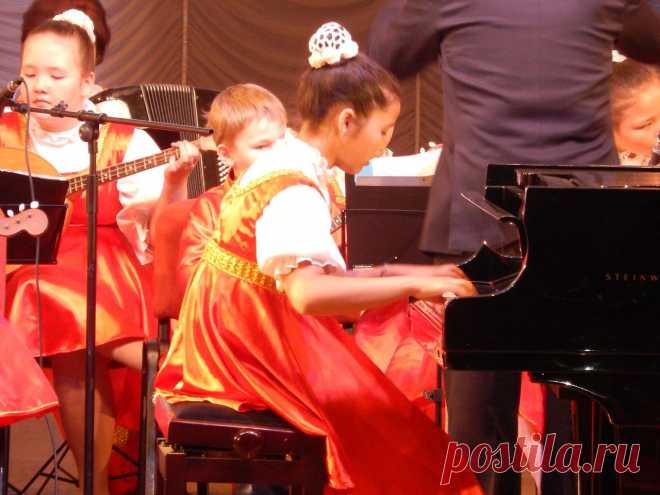 За роялем Тенликова Камилла. 25.05.2015 г.