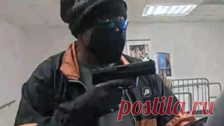 Пенсионер в маске ворвался в отделение банка и похитил 64 тысячи долларов. В штате Калифорния пенсионер, 40 лет отсидевший в тюрьме за ограбления, ворвался в банк и вынес 64 тысячи долларов. Об этом сообщает Los Angeles Times. В Лос-Анджелесе 71-летний мужчина ворвался в отделение банка и угрожая оружием ...