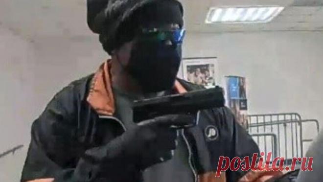 Пенсионер в маске ворвался в отделение банка и похитил 64 тысячи долларов. В штате Калифорния пенсионер, 40 лет отсидевший в тюрьме за ограбления, ворвался в банк и вынес 64 тысячи долларов. Об этом сообщает Los Angeles Times. В Лос-Анджелесе 71-летний мужчина ворвался в отделение банка и угрожая оружием ...