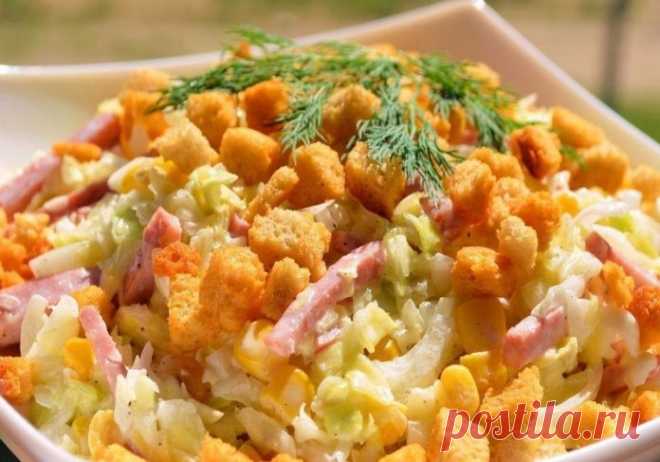Свежий салатик с сухариками. Всегда готовлю, когда нужно удивить 


Вкусно и быстро!









Ингредиенты: 
Грудка куриная отварная (или куриная ветчина) — 250 гОгурец свежий большой — 1 шт.Сыр твёрдый — 70–100 гКукуруза — 1 банкаСухарикиЧеснокМайонез
Приготовление…