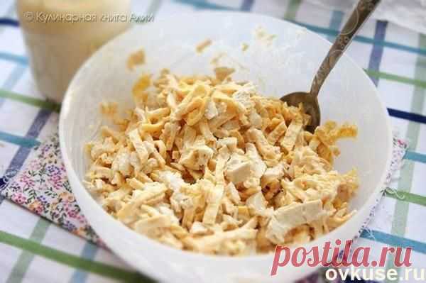 Салат с курицей и яичными блинчиками - Простые рецепты Овкусе.ру