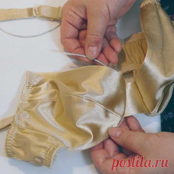 Бюстгальтер

Не секрет, что правильно подобранный бюстгальтер сделает вас неотразимой даже в обычном облегающем свитере, а без него... Летом тем более: ведь от бюстгальтера до купальника - один шаг. Что же кроме размера принять во внимание, совершая ответственный выбор фасона? Маленькие хитрости.

Оставить в секрете размер бюста женщинам с маленькой грудью поможет популярная модель 