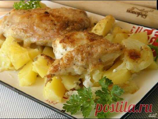 Картошка с курицей в духовке под соусом.
Ингредиенты:
Курица — 0,5 Штуки
Картофель — 600 Грамм
Лук — 1 Штука
Чеснок — 1-2 Зубчиков
Майонез — 100 Грамм
Сметана — 100 Грамм
Соль — По вкусу
Специи — По вкусу
Вода — 1 Стакан
Количество порций: 4-6
Как приготовить 