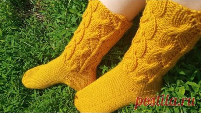 Носочки с ажурным узором спицами.