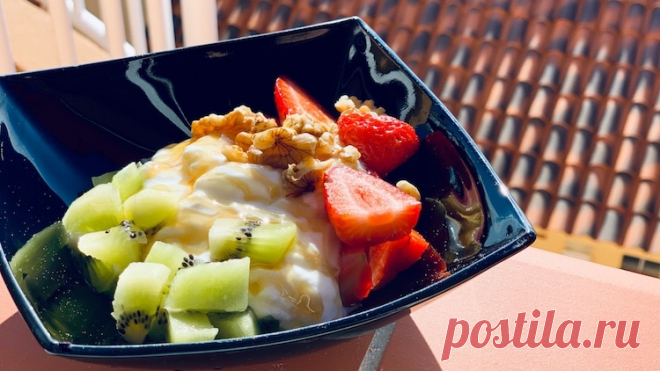 Фруктовый салат с йогуртом - ПП-рецепт за 5 минут Фруктовый салат с клубникой и киви это отличный ПП Завтрак, рецепт которого Вы можете найти в категории Салаты, Фрукты. Инвентарь для приготовления: Без инвентаря. КБЖУ одной порции готового блюда: Ккал . г Белка, . г Жира, г Углеводов.