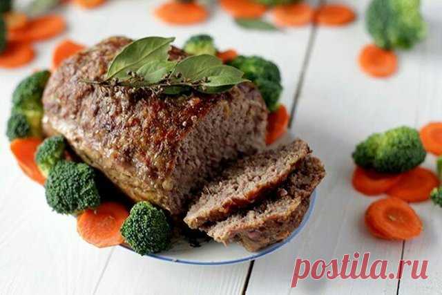 Митлоф (мясной хлеб) с сыром. Как известно, хлеб — всему голова, а лучше хлеба только мясо. А лучше мяса — мясной хлеб (митлоф).По сути, митлоф — это одновременно мясная запеканка и большая котлета в форме буханки хлеба, но каким-то мистическим образом, митлоф вкуснее, чем любая котлета и запеканка. А готовится мясной хлеб очень просто.