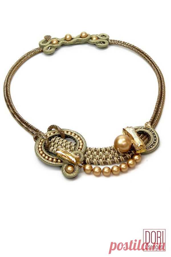 (212) Golden necklace with Swarovski pearls and crystals. #doricsengeri #pearly #swarovskicrystals #goldennecklace #necklace #jewelry #accessories #handm… | Pinteres…