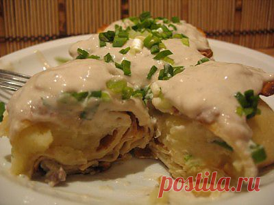 Блины с картошкой под «Волшебным» соусом.