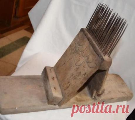 Սանդերք
Գորգագործության համար անհրաժեշտ բուրդը գզել են աղեղով, սանդերքով։ Սանդերքը փայտյա գործիք է, որի գագաթին երկու շարքով շարված են մետաղյա ատամներ։ Բրդի մշակման ժամանակ տեղի էր ունենում ընկերային փոխադարձ օգնություն՝ մաջի։ Լեռնային Ղարաբաղում 10-15 աղջիկ իրենց սանդերքներով հավաքվում էին այն տանը, ուր գզելու բուրդ էր պատրաստած։ Հատակին փռում էին խսիր կամ թաղիք, վրան գցում կարպետ։ Սանդերքի վրա գզում էին բուրդը. տեղի էր ունենում ուրախ մրցակցություն. «Ով շատ կգզի, ով շուտ կգզի»։