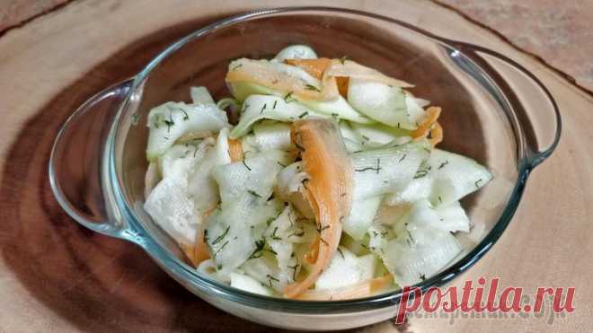 Закуска из кабачков Закуска из кабачков свежая, ароматная и очень вкусная, которая подойдет как для праздничного, так и повседневного стола. Вкус закуски из кабачков напоминает квашеную капусту, но более нежный и я бы да...