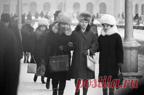 Петушок с пыжиком. 7 любимых советских шапок. Шлем на завязках — ребенку, кроличья — для папы, меховая «корона» — маме. Вспоминаем любимые модели советских шапок.