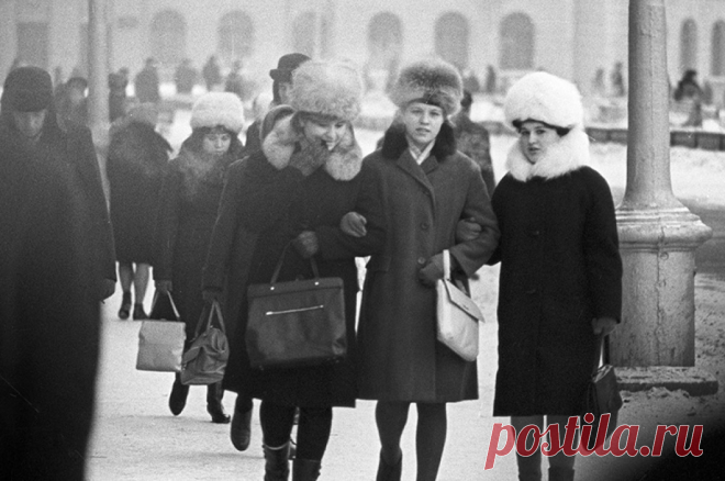 Петушок с пыжиком. 7 любимых советских шапок. Шлем на завязках — ребенку, кроличья — для папы, меховая «корона» — маме. Вспоминаем любимые модели советских шапок.