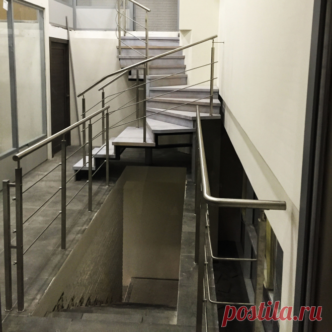 Лестница с каменными ступенями и нержавеющие перила