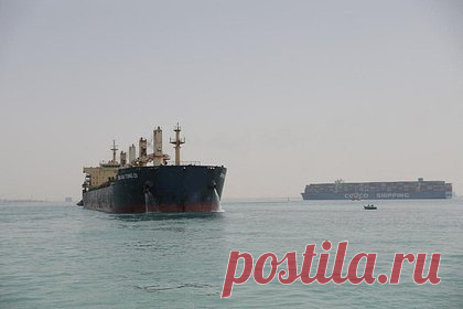 В мире сообщили о возврате морской торговли в далекое прошлое. Из-за ракетных атак йеменских повстанцев-хуситов из шиитского военизированного объединения «Ансар Алла» торговые суда стали возвращаться к путям XVIII века и обходить стороной маршрут через Красное море. Об этом сообщает Bloomberg со ссылкой на участников рынка. Альтернативой стал путь в обход Африканского континента.