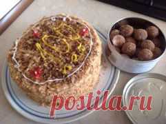 Торт " Парижский коктейль" и медовые шарики в крошке какао из обрезков торта.