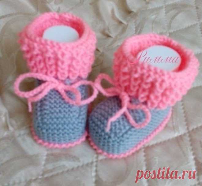 Вязаные спицами пинетки. Работы Риммы
Размер пинеток: от 3 до 9 месяцев. Спицы №3.
Описание пинеток:
Вяжем подошву для пинеток . Набрать 39 п. 1, 3, 5, 7, 9 ряд – все лицевые. 2 ряд – кр.,1 лиц., накид , 17 лиц., накид, 1 лиц., накид. 17 лиц., накид, 1 лиц., кр. 4 ряд – кр., 2 лиц., накид , 17 лиц., накид, 3 лиц., накид. 17 лиц., накид, 2 лиц., кр. 6 ряд – кр., 3 лиц., накид, 17 лиц., накид, 5 лиц., накид. 17 лиц., накид, 3 лиц., кр. 8 ряд- кр., 4 лиц., накид ,17 лиц., накид, 7 лиц., накид. 17