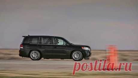 Toyota Land Cruiser разогнался до 370 километров в час | Чёрт побери Toyota Land Cruiser стал самым быстрым внедорожником в мире. На взлетной полосе аэрокосмического испытательного центра в калифорнийском Мохаве тюнингованный вариант автомобиля разогнался до 370 километров в час. Это почти на 31 километр в час быстрее предыдущего рекорда, установленного Mercedes-Benz GLK с битурбо мотором V12, который был построен ателье Brabus.   За рулем автомобиля находился бывший гонщи...