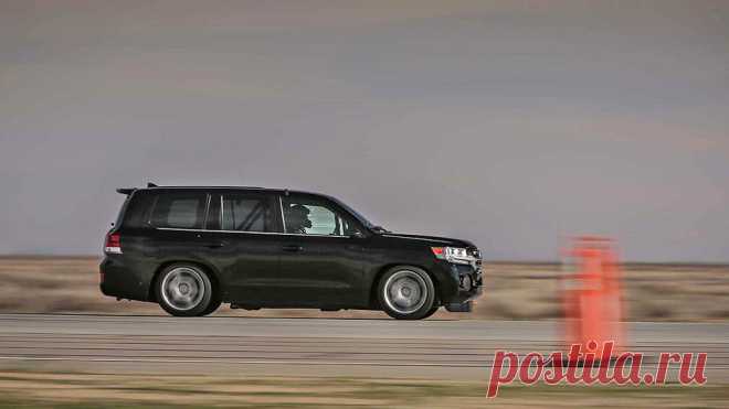 Toyota Land Cruiser разогнался до 370 километров в час | Чёрт побери Toyota Land Cruiser стал самым быстрым внедорожником в мире. На взлетной полосе аэрокосмического испытательного центра в калифорнийском Мохаве тюнингованный вариант автомобиля разогнался до 370 километров в час. Это почти на 31 километр в час быстрее предыдущего рекорда, установленного Mercedes-Benz GLK с битурбо мотором V12, который был построен ателье Brabus.   За рулем автомобиля находился бывший гонщи...