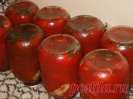 Делюсь рецептом, который передала мне бабушка через поколение! Легкое приготовление, а вкус просто божественный! Вся семья постоянно просит приготовить такие, а друзья просят рецепт! 
Очень простой и практичный рецепт, в котором найдется применение и крупным, и мягким, и немного придавленным помидоркам. 
Что понадобится для приготовления 
Крупные, спелые помидоры для сока 
Мелкие помидоры 
Соль и сахар