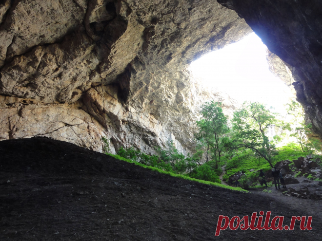 Солнечные лучи напрямую почти никогда не  попадают внутрь,однако иногда,во время съемки,в объективе,да и на снимке появляется загадочный,светящийся как яркая радуга столб,сверху,прямо с неба вертикально падающий вниз...