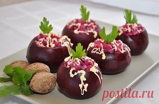 Молодая свекла, фаршированная селедочным салатом ИНГРЕДИЕНТЫ5 шт. свеклы среднего размера, 1 селедка, 7-10 шт. чернослива, орехи грецкие по вкусу, 3-4 зубчика чеснока, майонез.КАК ПРИГОТОВИТЬ???Молодую свеклу вымыли, отварили в воде с добавлением уксуса (для сохранения цвета) и очистили. У каждой свеклы аккуратно вырезали середину,...