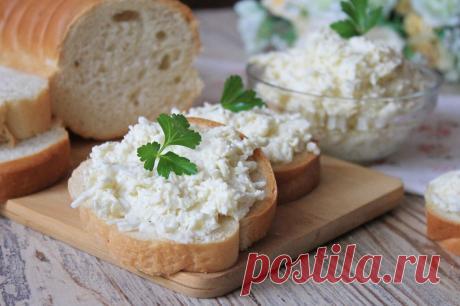 Потрясающая "Еврейская закуска": такие рецепты не стоит забывать Сегодня я готовлю еврейскую закуску — рецепт стар как мир! Но всё так быстро забывается — и именно сейчас, я готовлю эту закуску буквально первый раз за этот год! Да-да! Вот как-то забылось, и всё! А ведь вкусно же — и так просто.Ингредиенты для приготовления: Плавленые сырки, типа Орбита, Дружба —