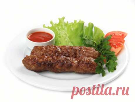 Люля-кебаб в духовке – 7 домашних рецептов Это восточное мясное блюдо можно готовить различными способами – на сковороде, мангале или гриле. Но чаще всего современные хозяйки в обычных квартирах запекают люля-кебаб в духовке. Помимо