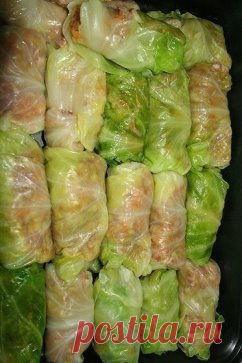 Как сделать голубцы в 3 раза вкуснее: никто не останется равнодушным. Блюдо № 1 на моем столе!
«Голубцы — это вам не какие-нибудь котлетки. Это всё-таки голубцы!» — восклицал Колпаков, герой советского художественного фильма «Звонят, откройте дверь». И совершенно оправданно, ведь приготовление этого угощения — дело довольно хлопотное.
Мы предлагаем приготовить традиционное блюдо по-новому! Голубцы, запеченные в духовке под шубой, — после всех стараний и усилий тебя ожидает необычайно вкусный ре