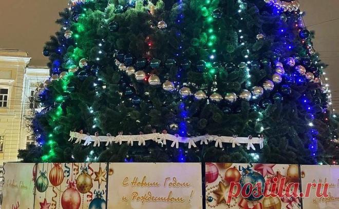В Твери сняли с новогодней елки гирлянду с «врагами России». На гирлянду поместили фотографии президентов Украины, США и Франции, а также некоторых российских артистов — Пугачевой и Вайкуле. Власти Твери сообщили, что гирлянду сняли с елки в течение получаса