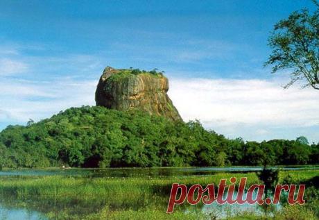 Шри-Ланка - это чудесный рай на берегах Индийского океана. Страна, где прекрасные буддийские храмы, окутанные тончайшими лианами, кажется, произрастают из-под земли, где слонов воспринимают не иначе, как домашних животных, а невиданной красоты экзотические птицы буквально просятся в объектив фотоаппарата.