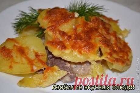 КАРТОФЕЛЬ С МЯСОМ ПО-ФРАНЦУЗСКИ  
ИНГРЕДИЕНТЫ: 
● 1 кг картофеля 
● 300 г свинины 
● 200 г майонеза 
● 2 луковицы (довольно крупных) 
● 100 г твердого сыра 
ПРИГОТОВЛЕНИЕ: 
Мясо порежем на кусочки, толщиной около 1 см. Немного отобьем, поперчим, посолим. Лук порежем и «застелим» им дно смазанного маслом противня.На него укладываем кусочки мяса.Теперь слой сметанно-майонезной смеси.Картошку почистим.Режем кружочками и плотно укладываем на мясо.