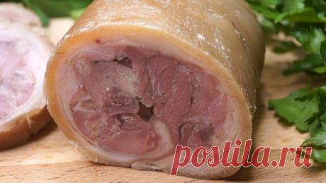 Ветчина из свиной рульки - супер вкуснятина за копейки! Делайте сразу 2 порции! Ветчина из свиной рульки — несложно, недорого и недефицитно. Сохраняет аппетитный розовый цвет, готовится просто, а вкус потрясающий!
ИНГРЕДИЕНТЫСвиная рулька – 1шт. (у меня 900гр, вес без кост…