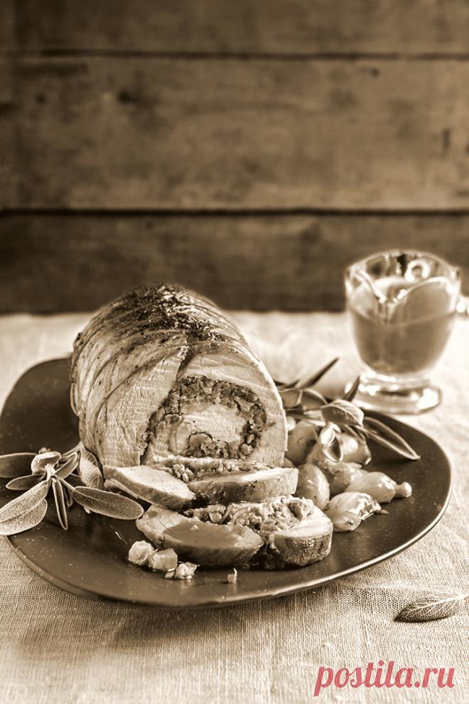 свинско руло с наденица, ябълка и салвия