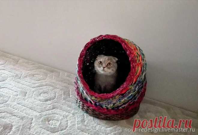 Создаем коврик для котофея Создаем коврик для котофеяНа днях, совсем было собравшись отправить с оказией котодом в котокафе, мы обнаружили, что внутри котодома — плетёного, на минуточку, из газетной лозы — на дне присутствуют некоторые жёсткие пеньки, которые, конечно, не обрадуют кота, коль скоро тот...