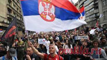 Вучич обвинил протестующих в контакте с посольством США